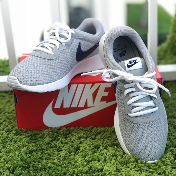 NWT Nike Tanjun Wolf Grey WMNS - Picture 2 of 7